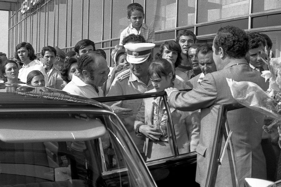 Imediat după Jocurile Olimpice din 1976, Miliția era mereu atentă la ce făcea și pe unde umbla Nadia FOTO Arhiva Gazeta Sporturilor Cum a fugit Nadia Comăneci din România: „Mă târâsem prin noroi și apă, traversasem garduri de sârmă ghimpată, cu teama că voi fi împușcată în spate”