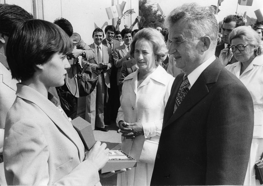 Imagine document cu Nadia Comăneci, la o discuție cu Nicolae și Elena Ceaușescu FOTO hepta.ro Cum a fugit Nadia Comăneci din România: „Mă târâsem prin noroi și apă, traversasem garduri de sârmă ghimpată, cu teama că voi fi împușcată în spate”