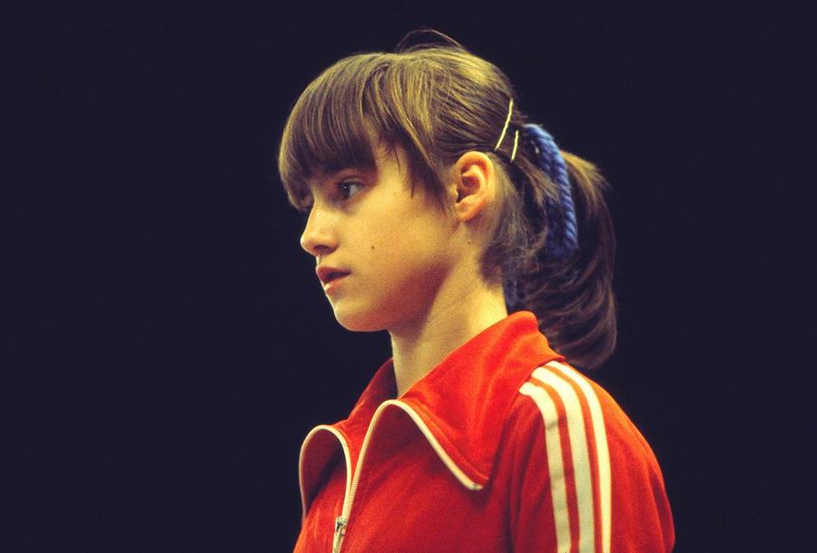 Nadia a început gimnastica la vârsta de 5 ani, fiind selecționată de antrenorul Marcel Duncan și legitimată la AS Flacăra Onești FOTO Imago Cum a fugit Nadia Comăneci din România: „Mă târâsem prin noroi și apă, traversasem garduri de sârmă ghimpată, cu teama că voi fi împușcată în spate”