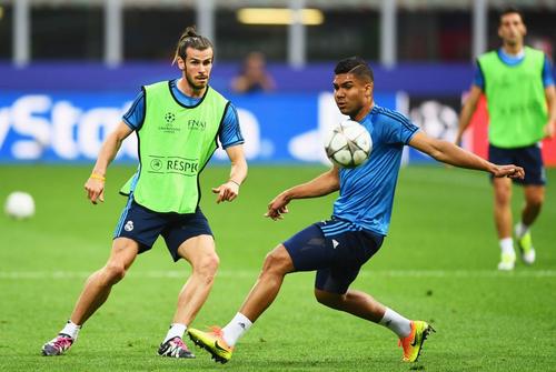 Gareth Bale (32 ani) a intrat pe teren în minutul 74 al meciului Real Madrid - Getafe 2-0 și a fost fluierat copios pe „Bernabeu”. Casemiro (32), mijlocașul defensiv al madrilenilor, îl apără pe galez și îi contrează pe fani.