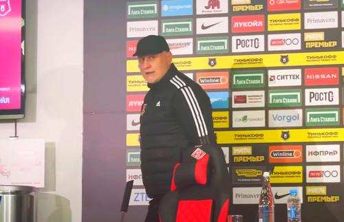 Miodrag Bozovic (53 de ani), muntenegreanul de pe banca lui Arsenal Tula, a avut o ieșire nervoasă la adresa unui jurnalist, după eșecul suferit duminică, scor 0-3, în fața lui Spartak Moscova.