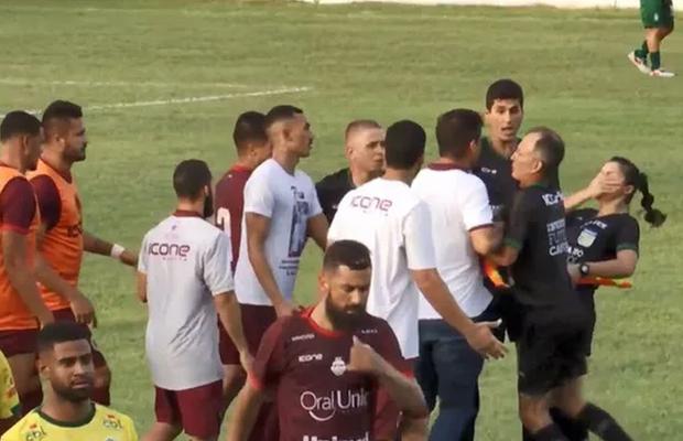 Nebunie în Brazilia! Antrenorul i-a dat un cap în gură arbitrei: „Mergem la poliție”