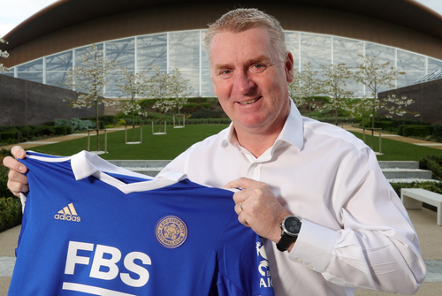 Dean Smith, 52 de ani, este noul antrenor al lui Leicester.