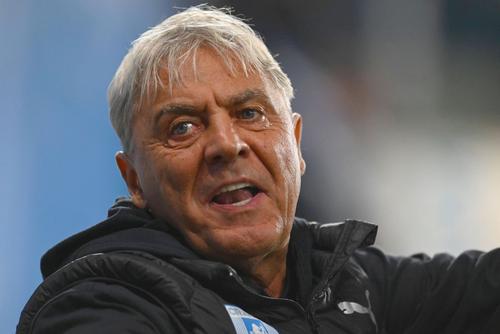 Sorin Cârțu (67 de ani), președintele CS Universității Craiova, taxează prestația jucătorilor lui Eugen Neagoe (55) din finalul partidei cu Farul, scor 2-3.