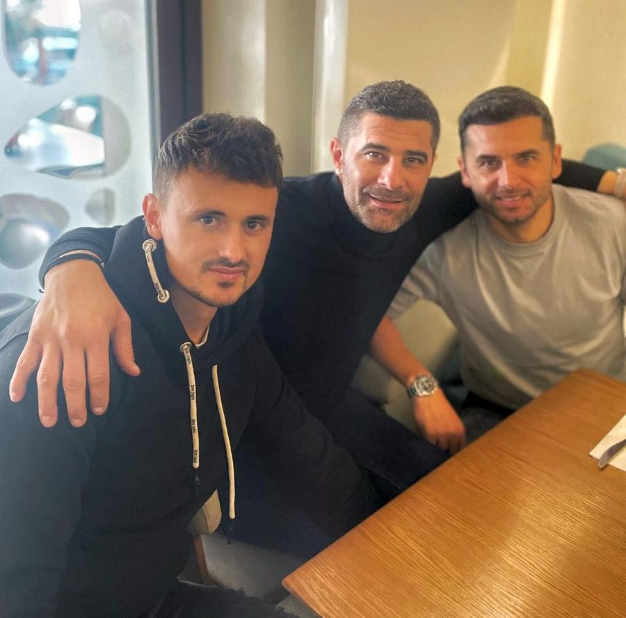 Cotigă, în stânga imaginii, alături de Dani Coman și Dică. Sursa foto: Facebook Prima reacție a lui George Cotigă, antrenorul secund de la CS Mioveni lăsat lat în mijlocul străzii de fostul iubit al actualei sale prietene