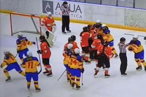 România - Bulgaria 10-2, meci din Cupa Mondială de hochei, Divizia a III-a, s-a lăsat cu o bătaie generală pe gheață.