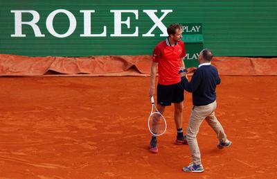 Daniil Medvedev a făcut scandal, după ce a fost eliminat de la Monte Carlo: „Deschide naibii ochii, fă ceva, este afară!”