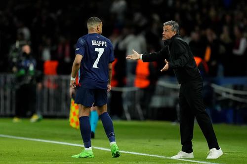 Luis Enrique, într-un dialog în contradictoriu cu Kylian Mbappe / Foto: Imago