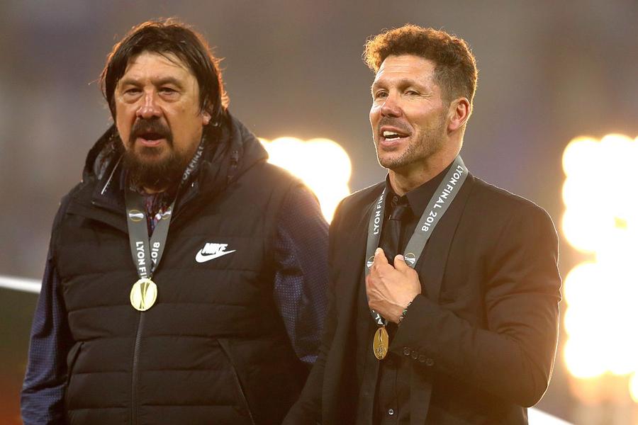 German Burgos, în stânga, pe vremea când îi era „secund” lui Diego Simeone la Atletico // foto: Guliver/gettyimages PSG și Barcelona au boicotat televiziunea, după comentariul oribil făcut de mâna dreaptă a lui Simeone: „Dacă nu merg lucrurile cu fotbalul, ajunge cu mâna întinsă a semafor”