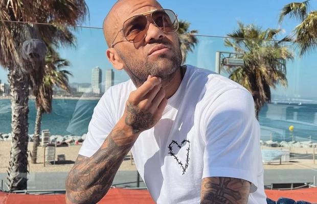 Rămas liber, Dani Alves a rambursat cei 150.000 de euro împrumutaţi de tatăl lui Neymar