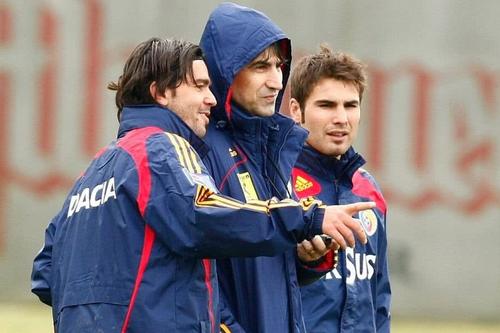 Victor Pițurcă (centru), alături de Cosmin Contra (stânga) și Adrian Mutu (dreapta)