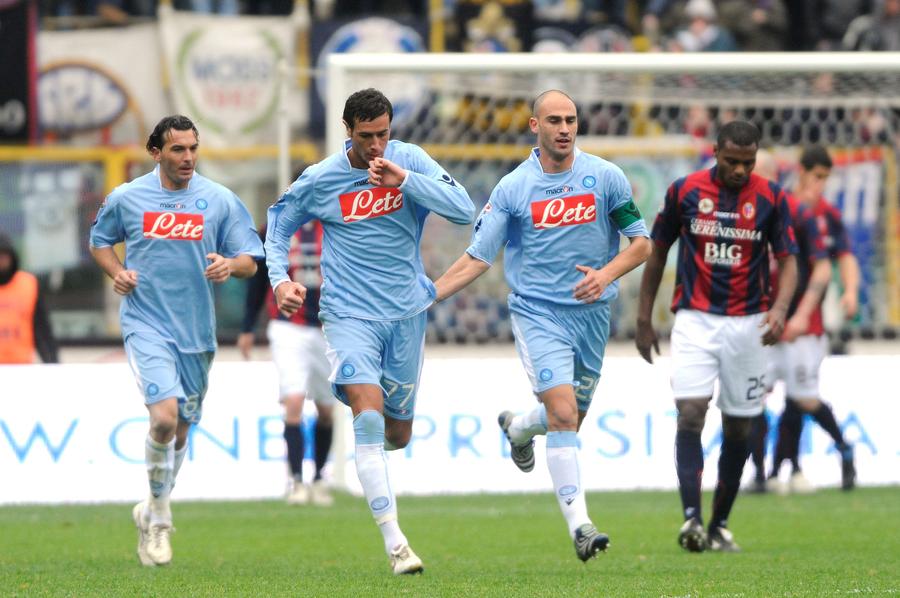 Leandro Rinaudo, în centrul imaginii, după ce a înscris în Bologna - Napoli, felicitat de Paolo Cannavaro, 7 martie 2010. Foto: Gettyimages Oțelul Galați trece la „next level” » Negociază cu directorul sportiv al unui club de tradiție din Italia