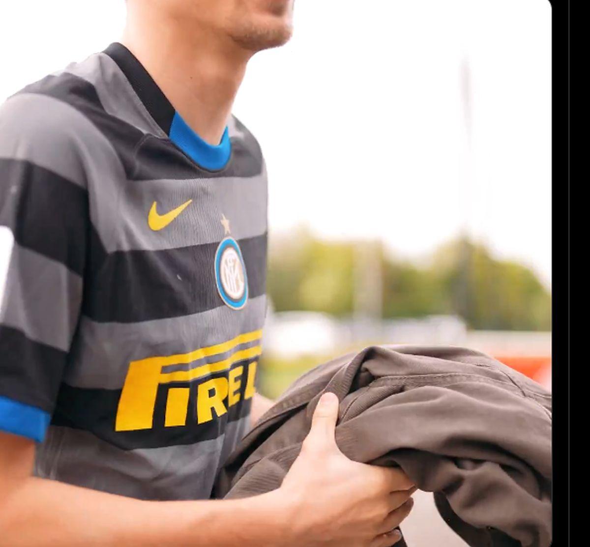 Jucătorii lui Brentford, în felurite tricouri la antrenamentul de joi