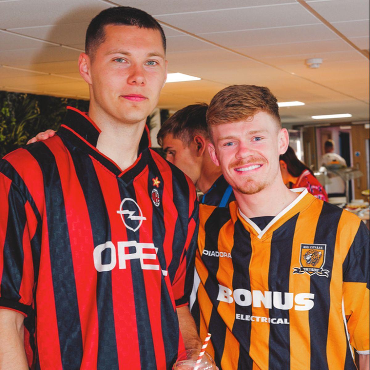 Jucătorii lui Brentford, în felurite tricouri la antrenamentul de joi