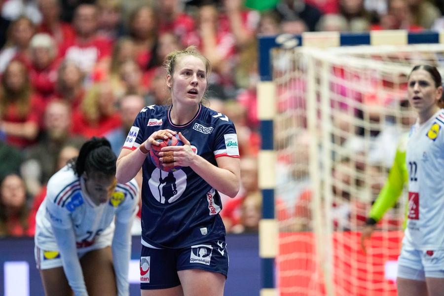 E oficial » Vedeta de la CSM București, campioana României la handbal feminin, pleacă în Ungaria