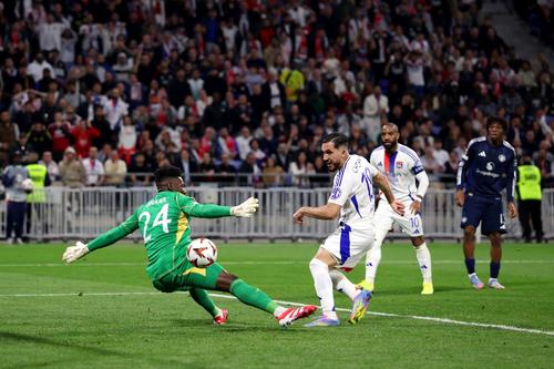 Cherki reia în plasă balonul respins în față de Andre Onana și face 2-2 în minutul 90+5! / Foto: GettyImages