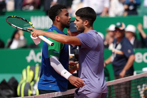 Arthur Fils și Carlos Alcaraz după meciul lor de la Monte Carlo Foto: Guliver/GettyImages