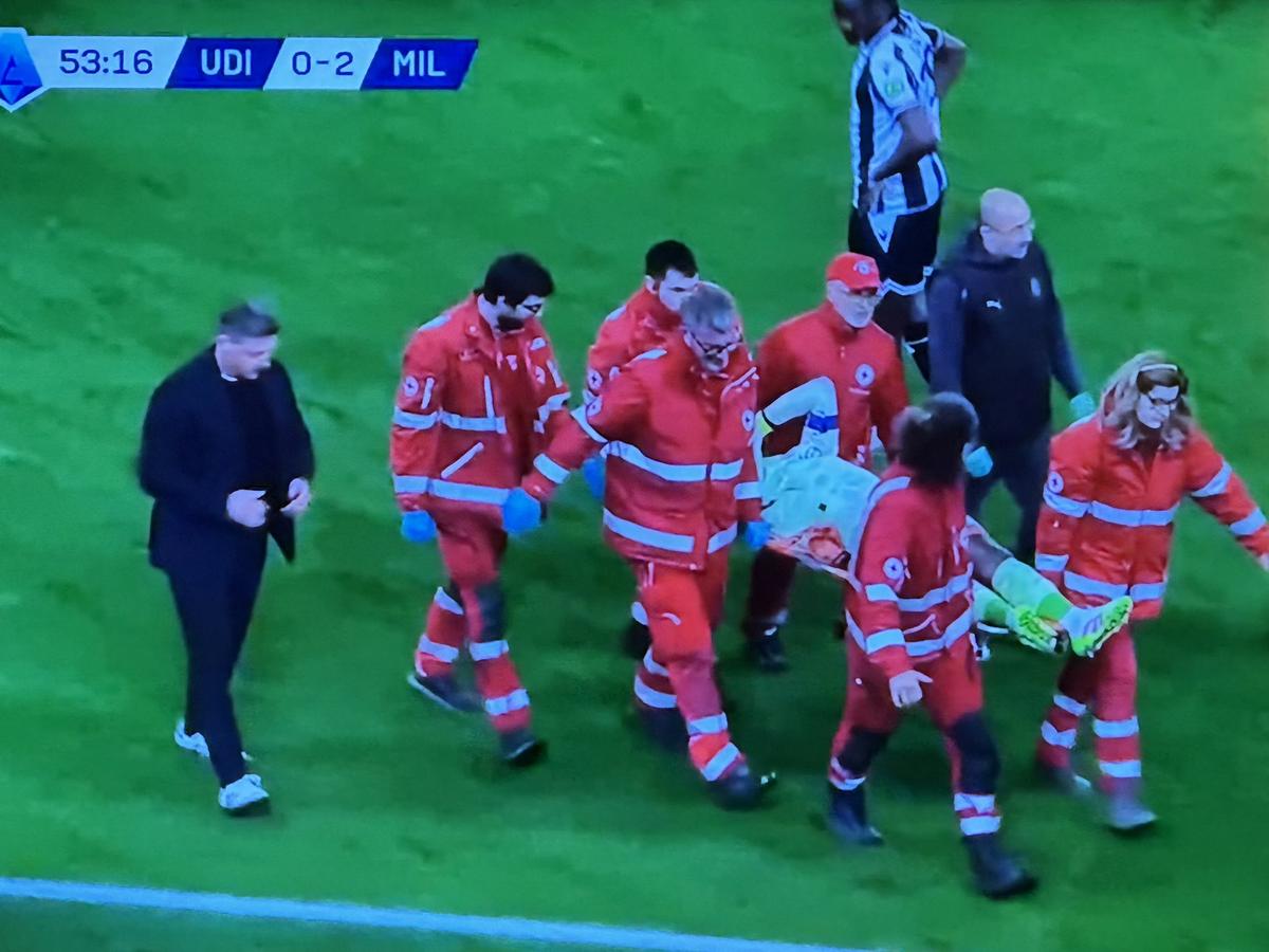 Mike Maignan s-a ciocnit violent cu un coechipier în Udinese - AC Milan » Scene copleșitoare: Abraham se ruga în genunchi! Portarul e conștient