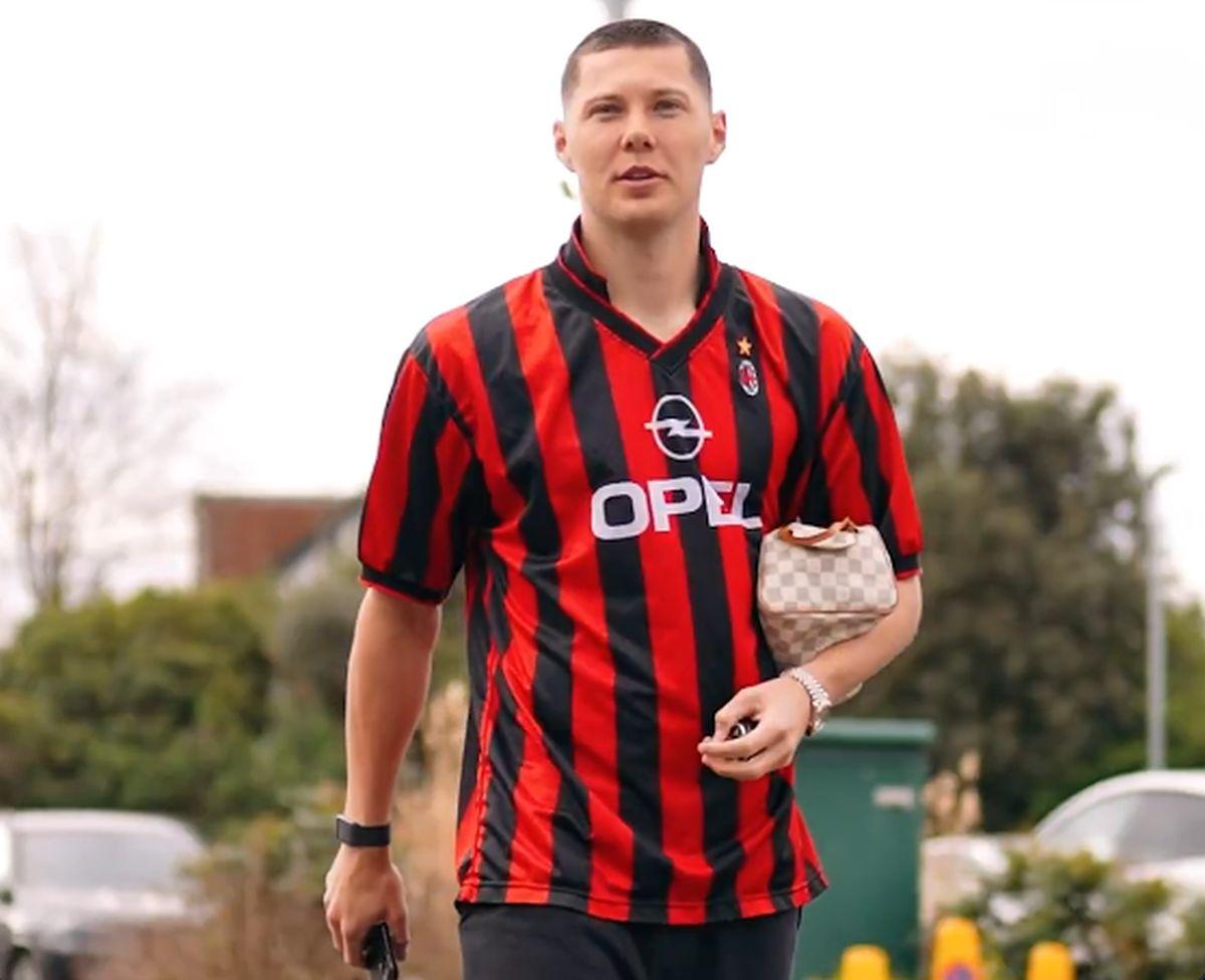 Jucătorii lui Brentford, în felurite tricouri la antrenamentul de joi