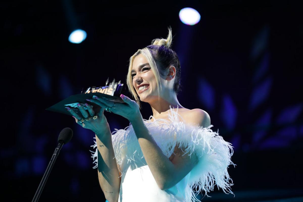 Cum au sărbătorit Anne Hathaway și Dua Lipa triumful lui Arsenal contra lui Real Madrid