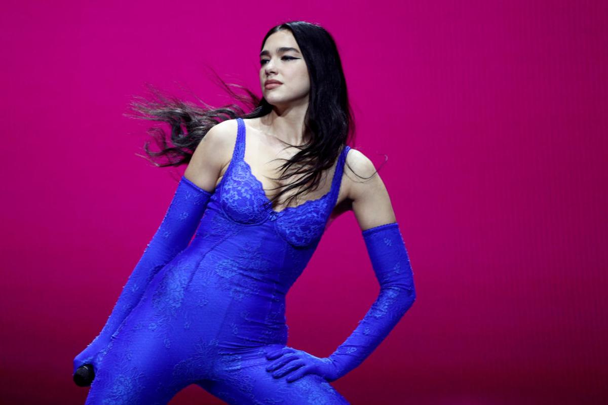 Cum au sărbătorit Anne Hathaway și Dua Lipa triumful lui Arsenal contra lui Real Madrid