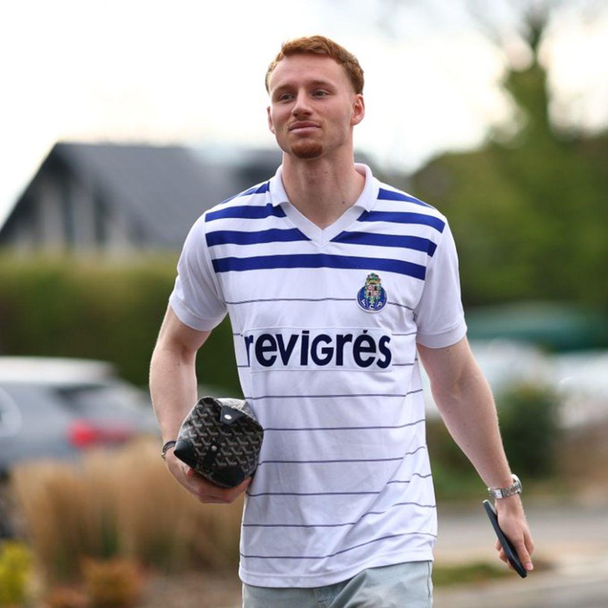 Jucătorii lui Brentford, în felurite tricouri la antrenamentul de joi