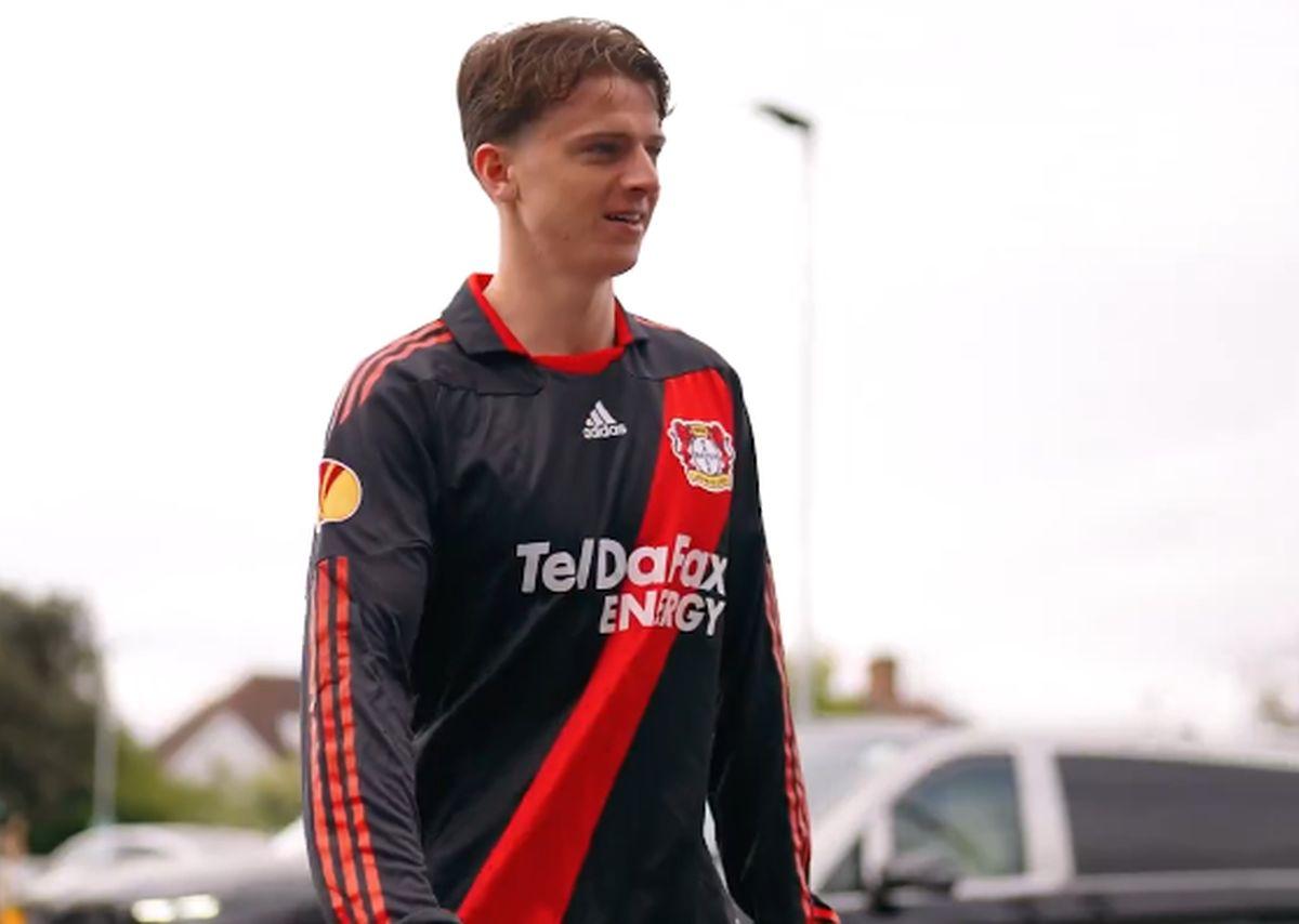 Jucătorii lui Brentford, în felurite tricouri la antrenamentul de joi