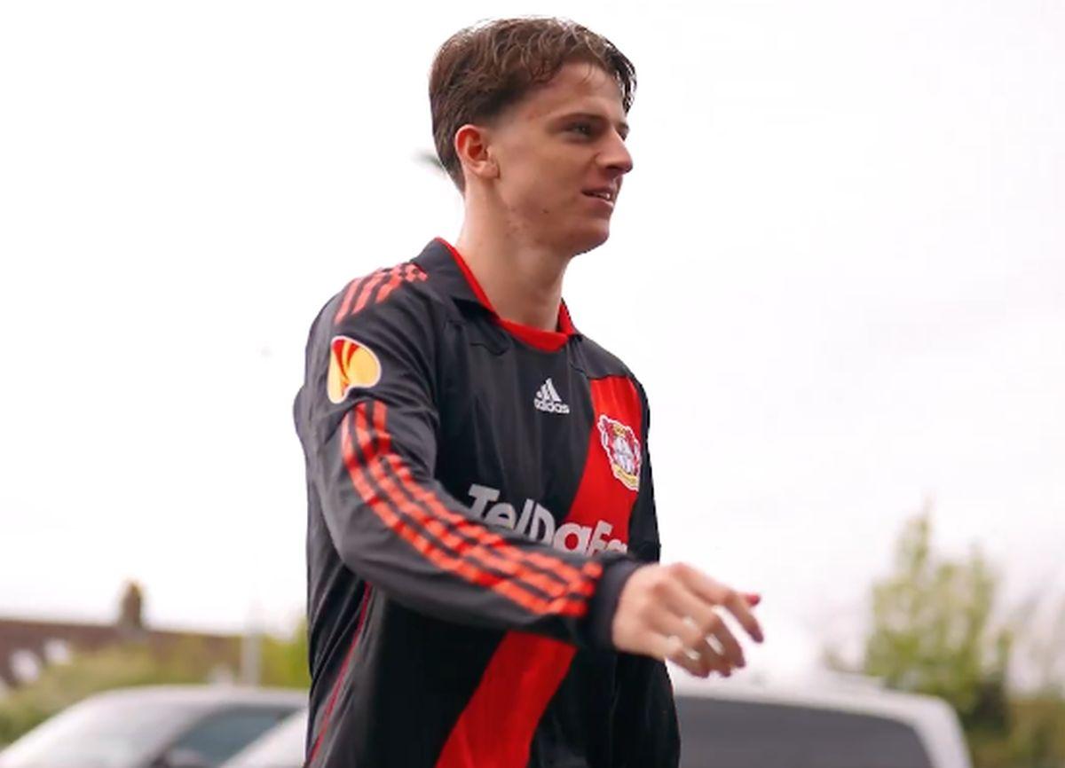 Jucătorii lui Brentford, în felurite tricouri la antrenamentul de joi