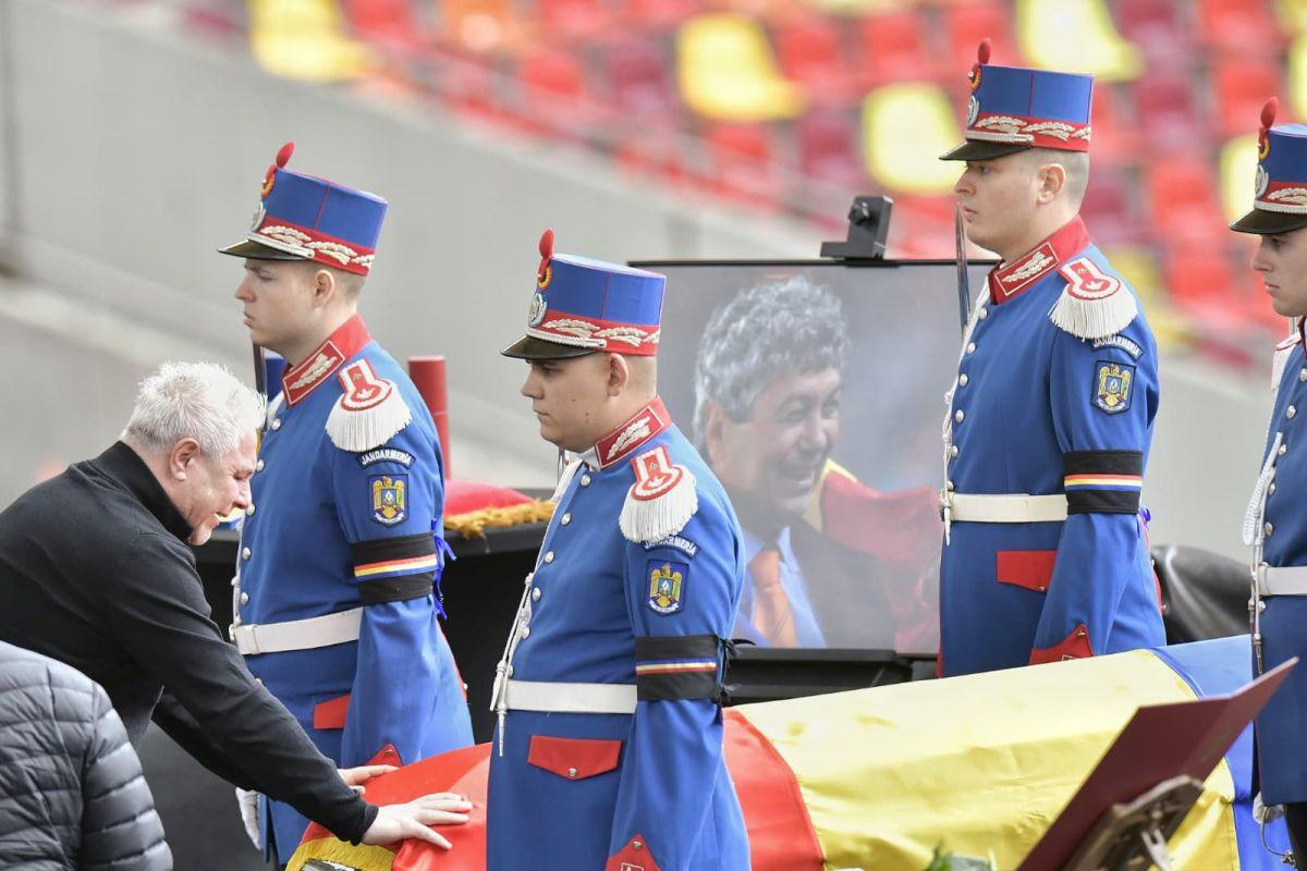„Așa ceva n-ați mai văzut!” » Turcii, uluiți după ce l-au observat pe Șumudică la priveghiul lui Mircea Lucescu