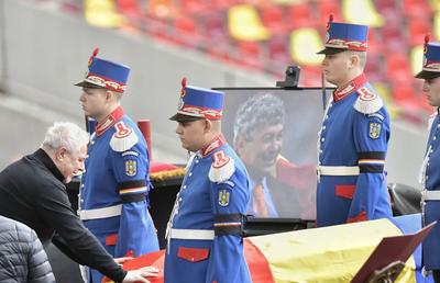 „Așa ceva n-ați mai văzut!” » Turcii, uluiți după ce l-au observat pe Șumudică la priveghiul lui Mircea Lucescu