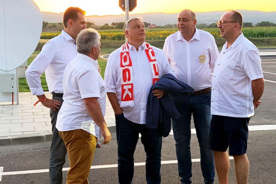 Viktor Orban, prim-ministrul Ungariei, a fost invitatul de marcă de la duelul din Conference League dintre Sepsi și Olimpija Ljubljana, scor 3-1, din iulie 2022 Alegerile din Ungaria, decisive pentru Sepsi și Csikszereda? » Cum a folosit Viktor Orban, preferatul lui Trump, fotbalul ca instrument politic » Zeci de milioane de euro pompate în România