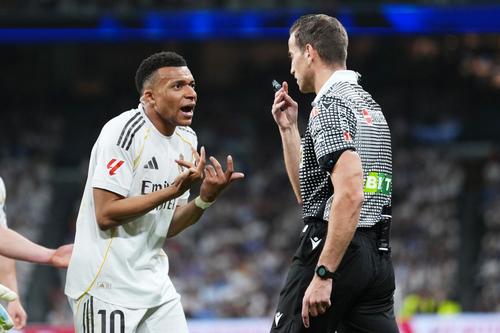 Kylian Mbappe a riscat un cartonaș roșu, după ce a solicitat un penalty. Arbitrul avea să-i arate unul galben / Foto: Getty Images