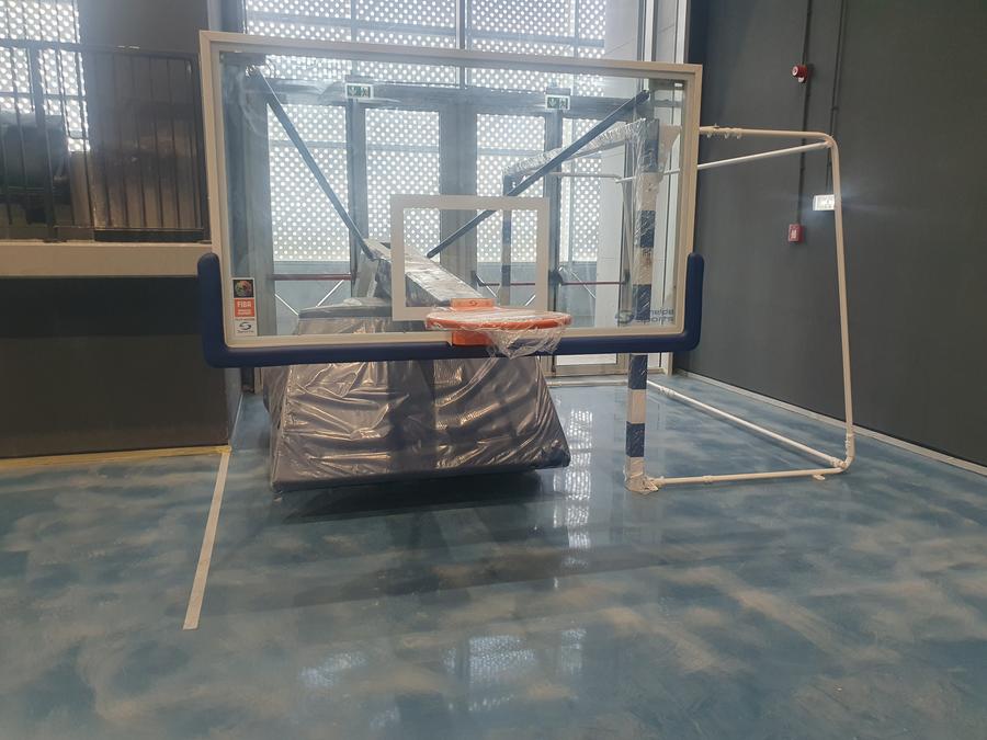 Porțile de handbal și panourile de baschet sunt deja pregătite pentru primele meciuri în Polivalenta din Suceava. Foto: Justin Gafiuc (GSP) Gazeta a intrat în cea mai spectaculoasă Polivalentă din Moldova: „O experiență stelară!” + Sala de 35 de milioane de euro e finalizată 99,9%