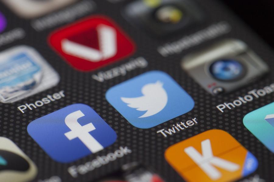 Rețelele de socializare de pe telefoane sunt cele mai mari consumatoare de timp personal, foto: pixabay.com „Homo algoritmicus” în ziua de Paști