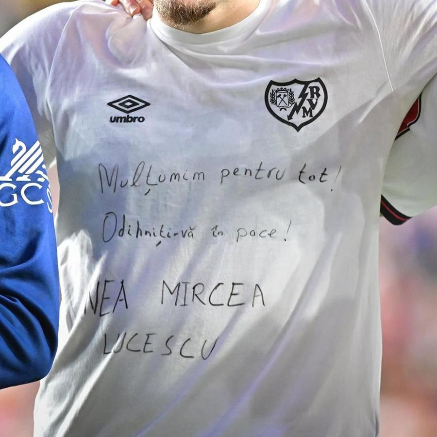Mesajul lui Andrei Rațiu în memoria lui Mircea Lucescu/ foto: Instagram @andreiflorin10 Andrei Rațiu, omagiu în Spania pentru Mircea Lucescu » Mesajul ascuns sub tricou