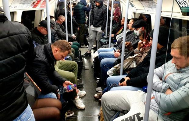 VIDEO Haos în metroul din Londra, după ce Boris Johnson a permis revenirea oamenilor la muncă