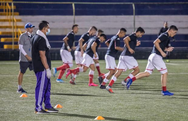 Ce se întâmplă cu fotbalul din România dacă un fotbalist e depistat pozitiv după reluarea competiției