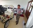 Mașinuța Nadiei nu e doar pentru decor. Șcheul are documentele complete pentru a ieși la plimbare cu "bolidul" pe străzile Bucovinei // FOTO: Justin Gafiuc