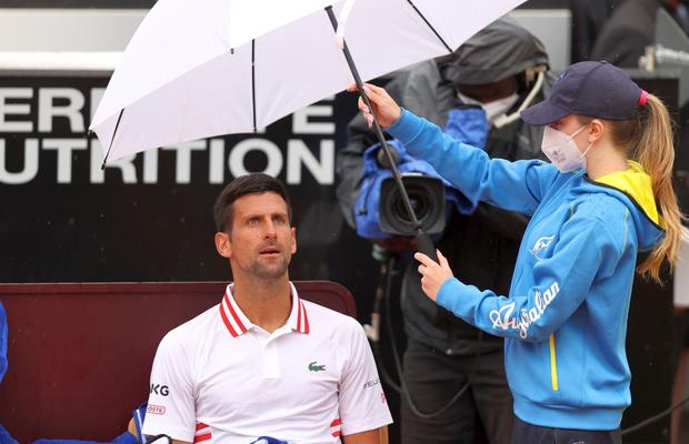 Novak Djokovic, criză de nervi la Roma: „Cât mai vrei să jucăm? Te-am întrebat de 3 ori!”