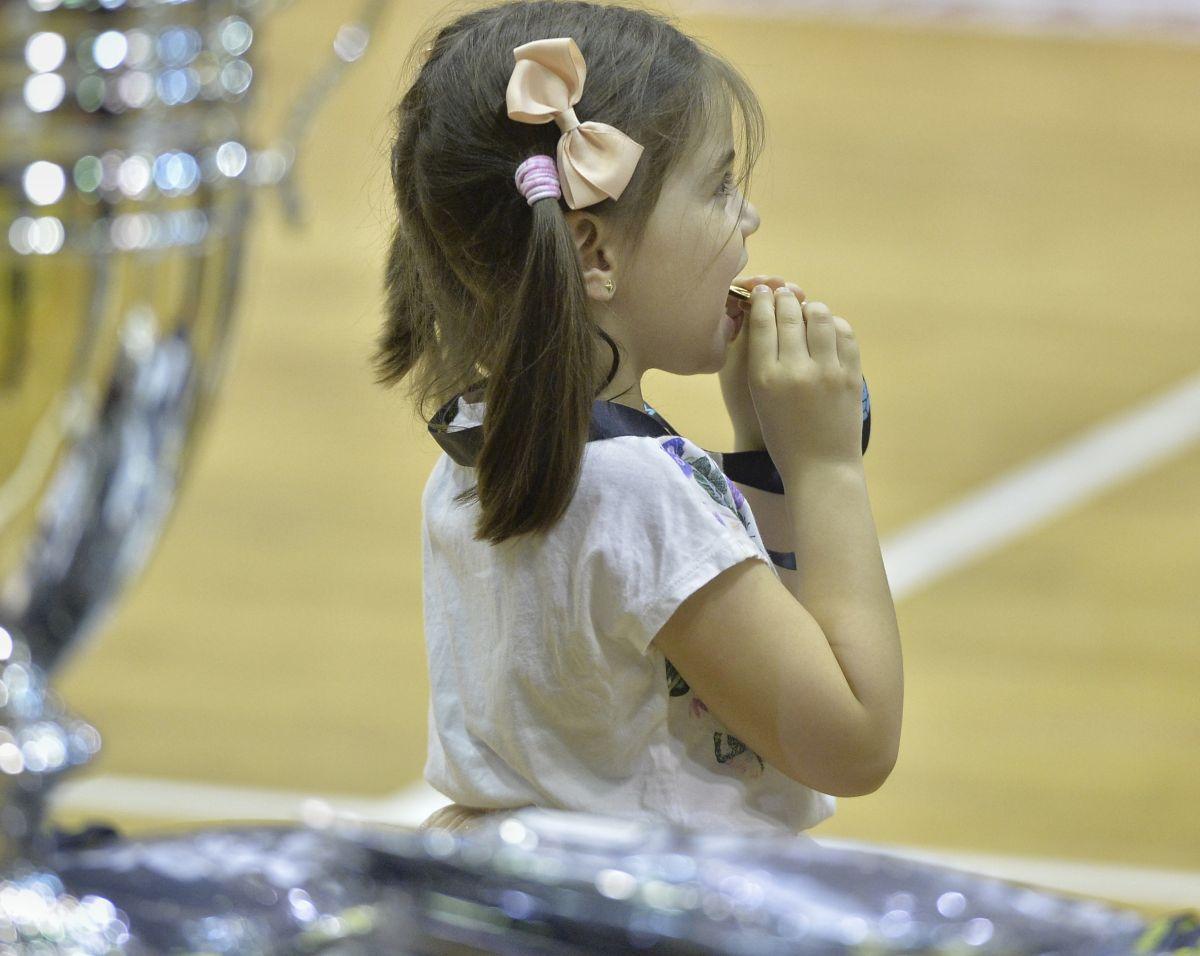 Campioni de rasă » Dinamoviștii au primit tricourile de campioni după un succes în fața marii rivale, Steaua, scor 27-24
