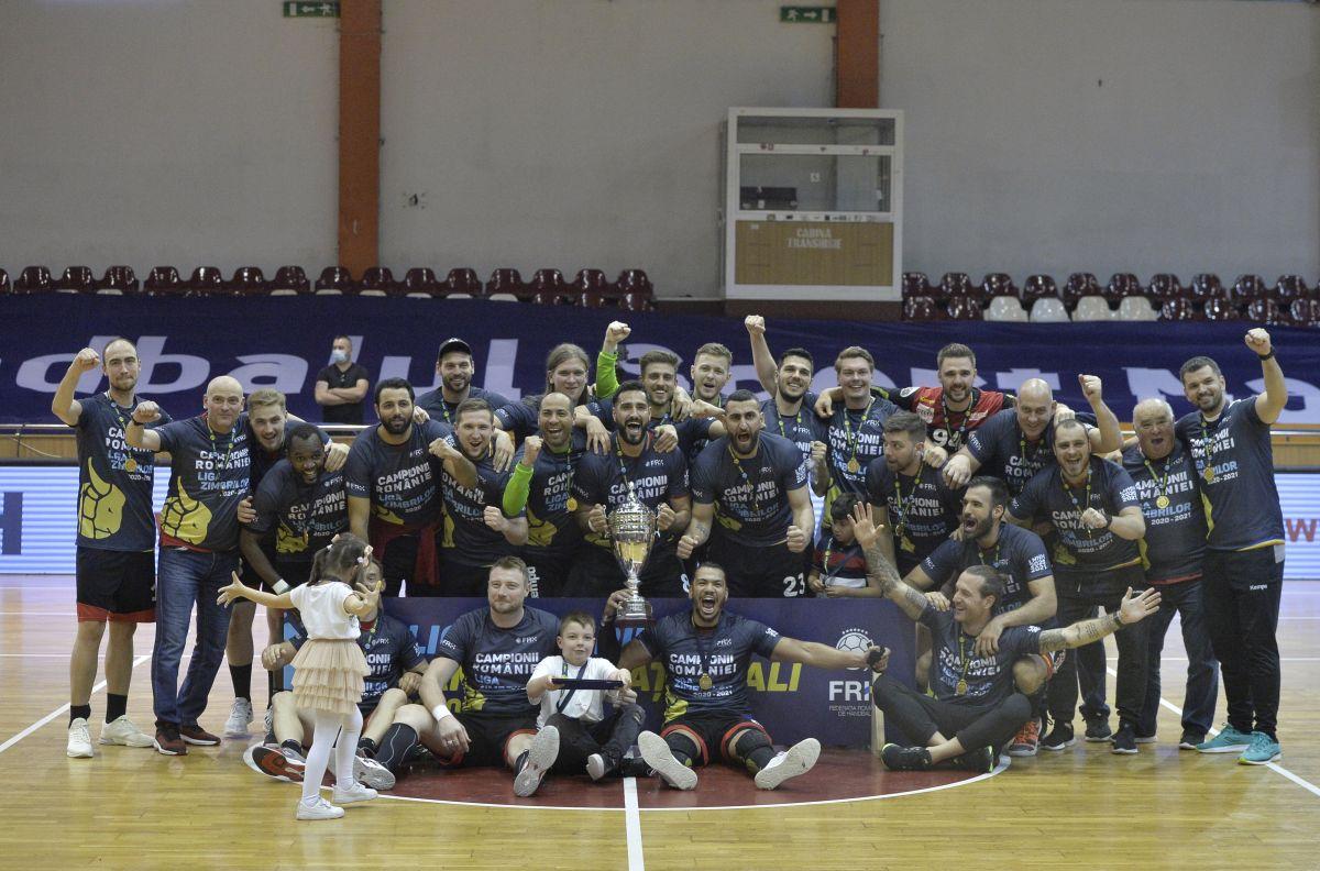 Campioni de rasă » Dinamoviștii au primit tricourile de campioni după un succes în fața marii rivale, Steaua, scor 27-24