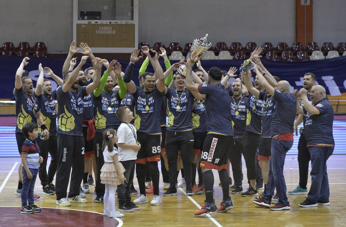 Campioni de rasă » Dinamoviștii au primit tricourile de campioni după un succes în fața marii rivale, Steaua, scor 27-24