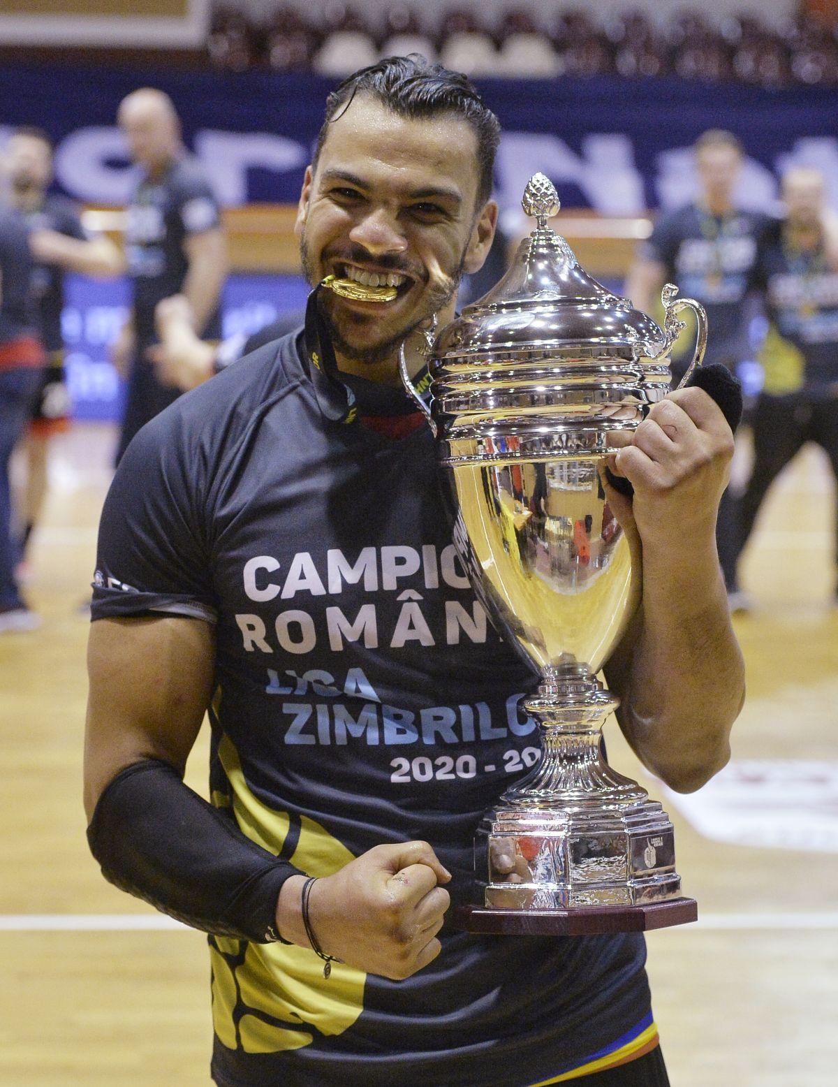 Campioni de rasă » Dinamoviștii au primit tricourile de campioni după un succes în fața marii rivale, Steaua, scor 27-24