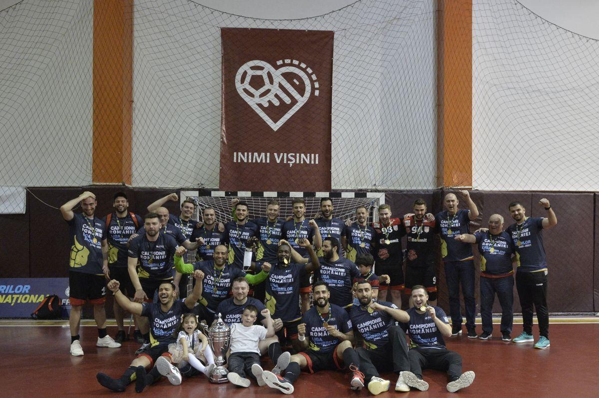 Campioni de rasă » Dinamoviștii au primit tricourile de campioni după un succes în fața marii rivale, Steaua, scor 27-24