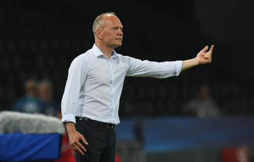 Niels Frederiksen, tehnicianul lui Brondby, nu mai urlă la jucători în timpul meciurilor. Le scrie mesaje pe tabla de joc și le-o arată de la marginea terenului. Foto: Guliver/GettyImages