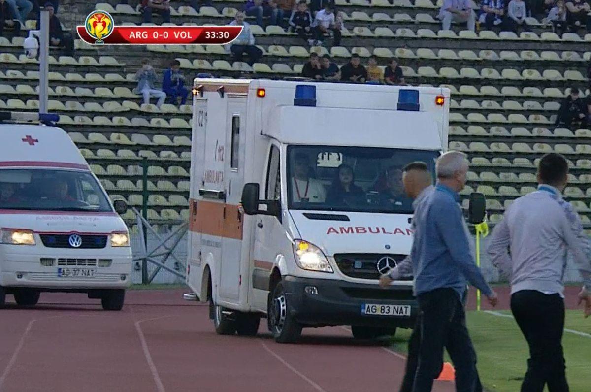 Panică la Pitești » Ambele ambulanțe au intrat pe gazon, după ciocnirea violentă dintre Miguel și Lopes