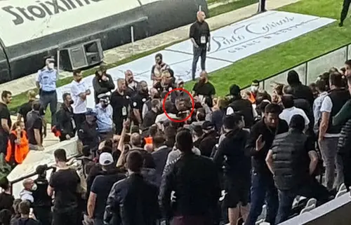 PAOK Salonic, formația antrenată de Răzvan Lucescu (53 de ani), a pierdut derby-ul cu Aris, din play-off-ul primei ligi a Greciei, scor 0-1. Ultrașii formației au reacționat dur.