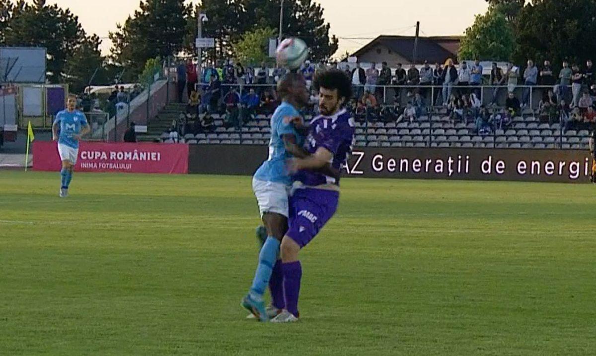 FC Argeș - FC Voluntari, ambulanțe pe gazon / FOTO: Captură @Orange