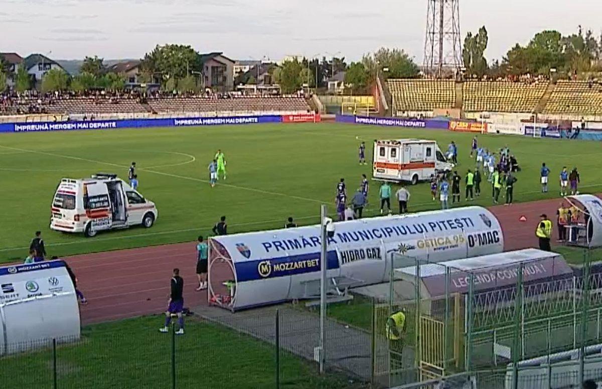 FC Argeș - FC Voluntari, ambulanțe pe gazon / FOTO: Captură @Orange
