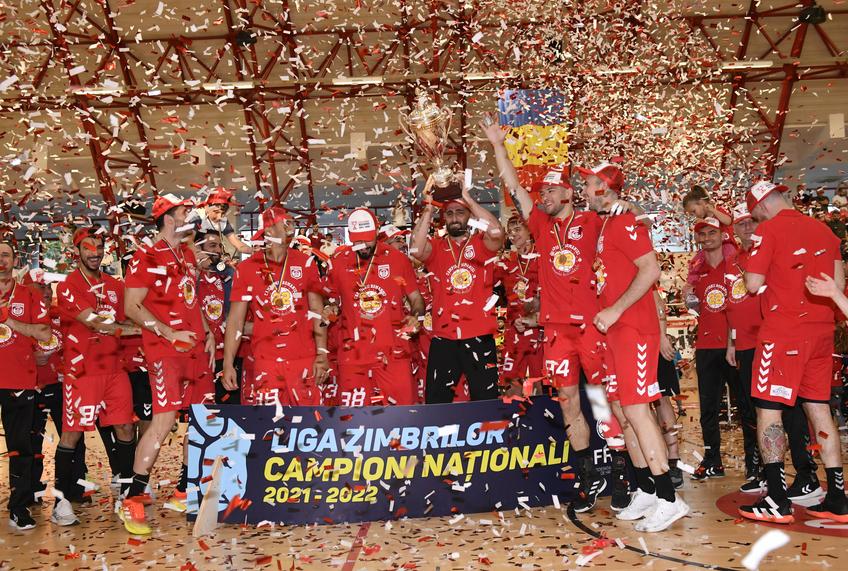 Dinamo a învins-o categoric pe rivala CSA Steaua, scor 30-24, în derby-ul rundei cu numărul 25 din Liga Națională de handbal masculin. Elevii lui Xavi Pascual au sărbătorit astăzi câștigarea titlului.